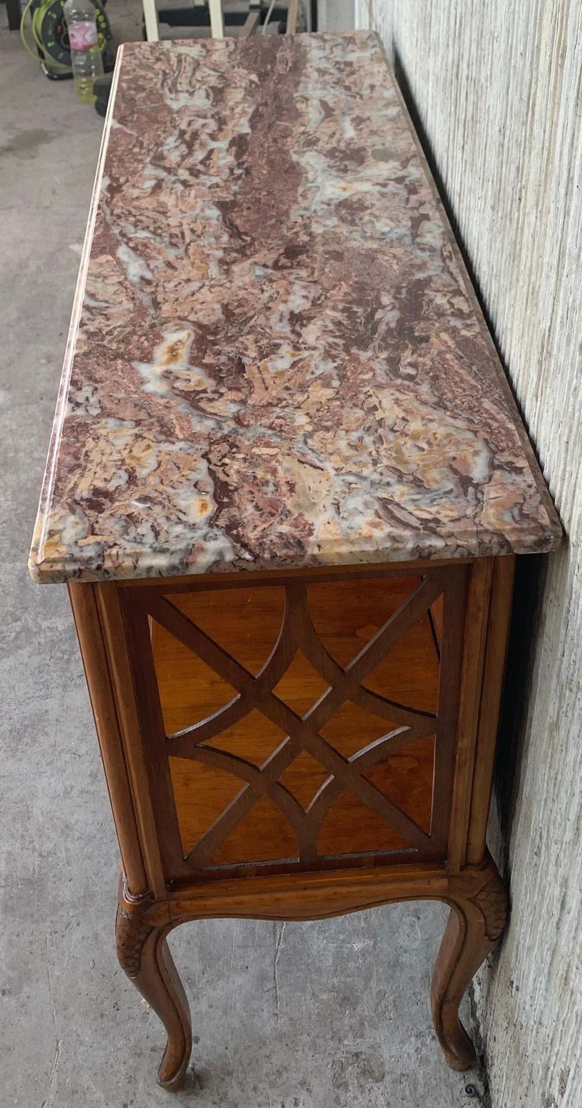 Paire de tables servantes françaises en chêne sculpté à panneaux et étagère ouverte photo vintage