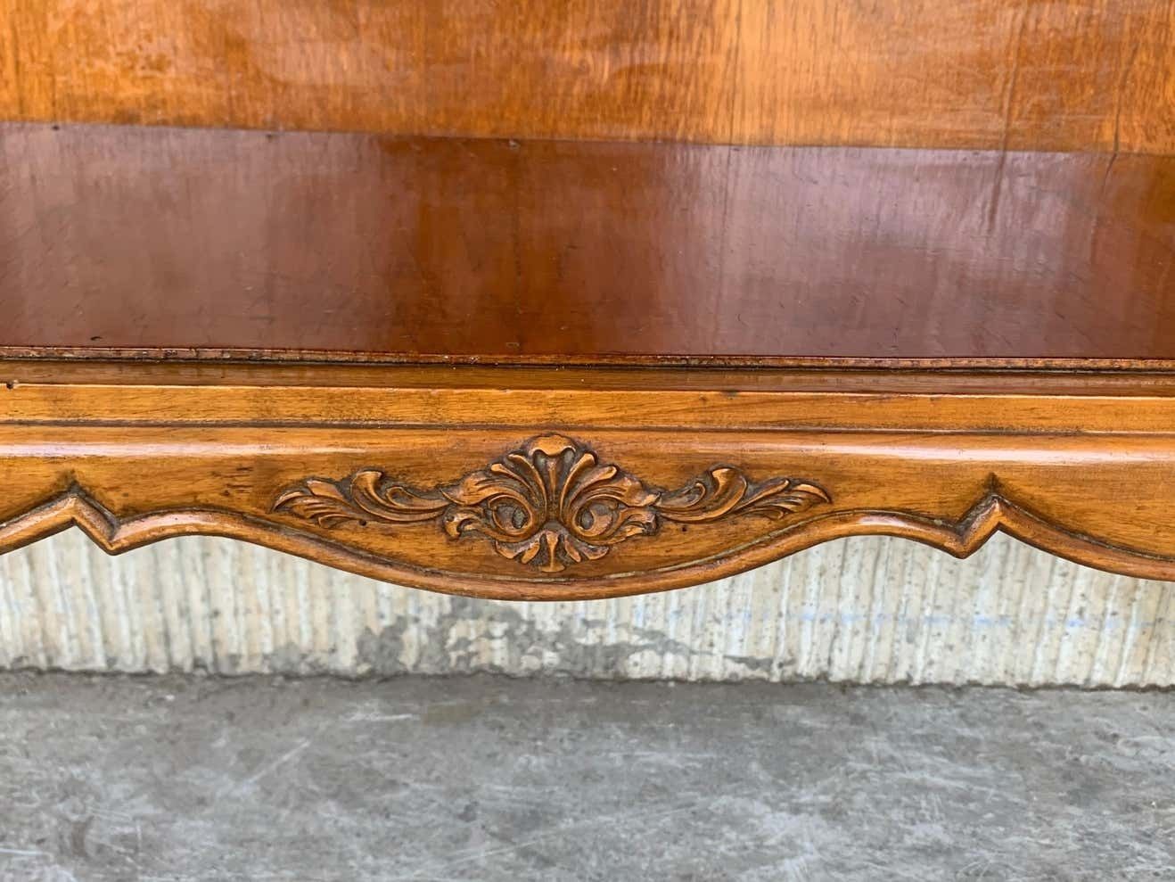 Mobilier Paire de tables servantes françaises en chêne sculpté à panneaux et étagère ouverte photo