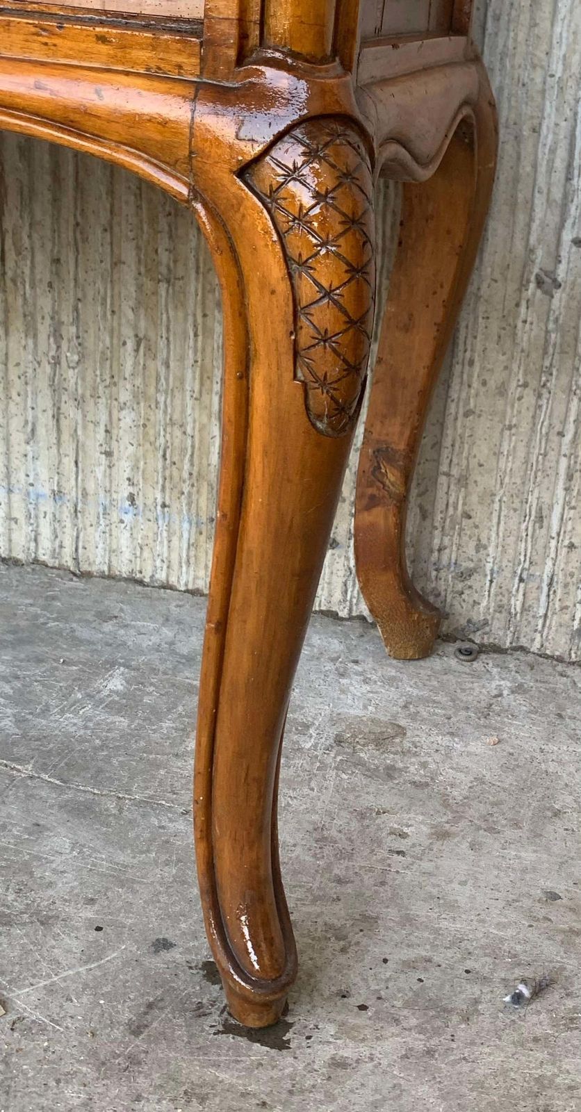 4621.0 Paire de tables servantes françaises en chêne sculpté à panneaux et étagère ouverte photo