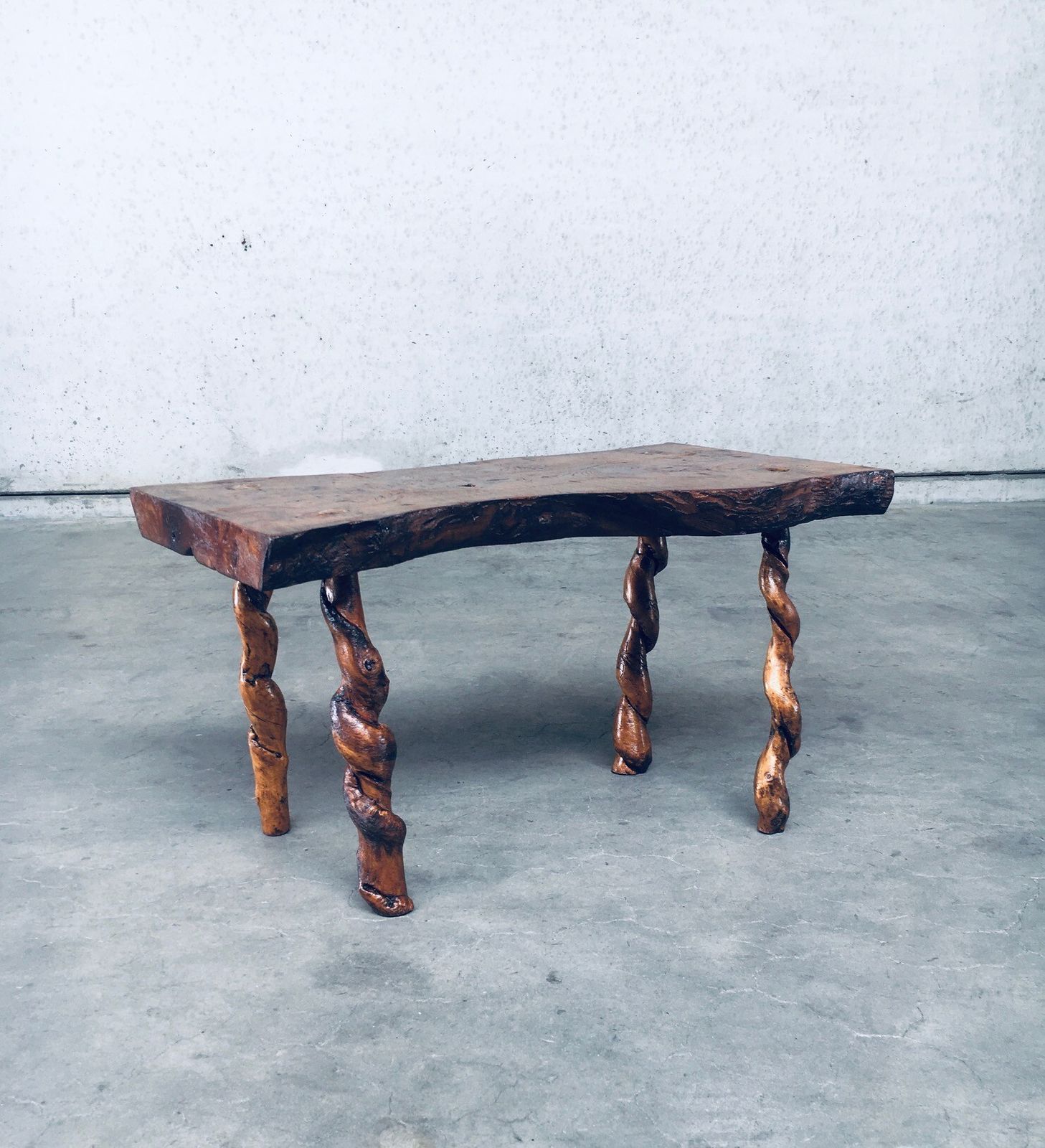 Brutalist Stijl Handgemaakt Bijzettafeltje Van Eiken En Druivenhout photo Meubels