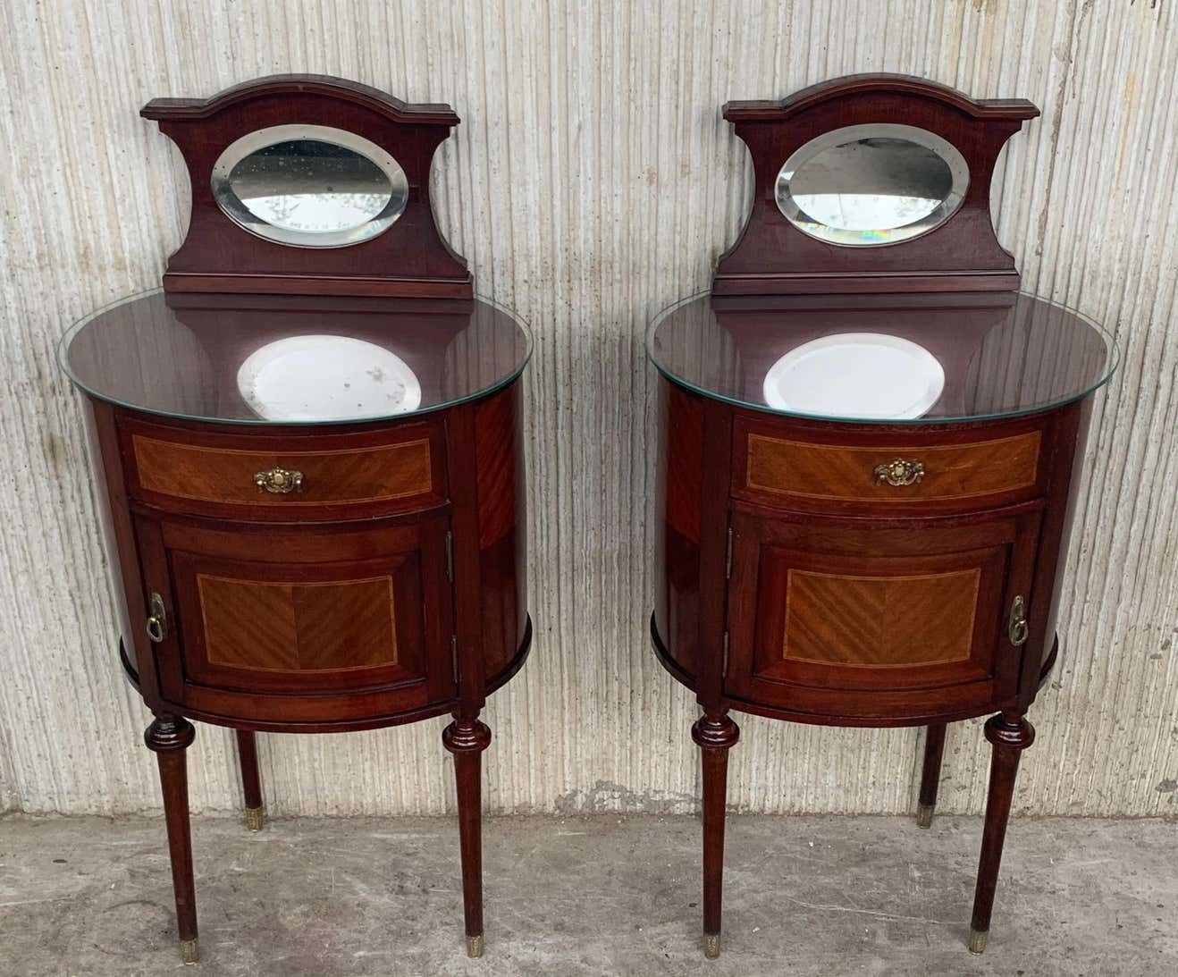 Paire de tables de chevet Louis XVI en marqueterie, fronton en bronze et miroir, XIXe siècle photo Mobilier