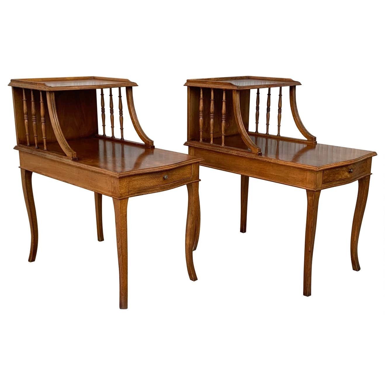 Paire de tables de chevet Louis XV en noyer, début du XXe siècle