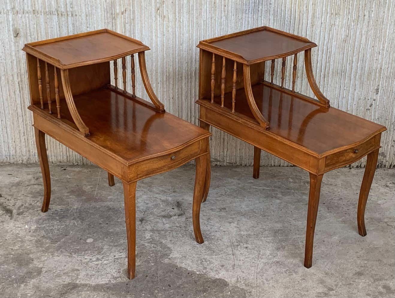 Paire de tables de chevet Louis XV en noyer, début du XXe siècle photo for sale