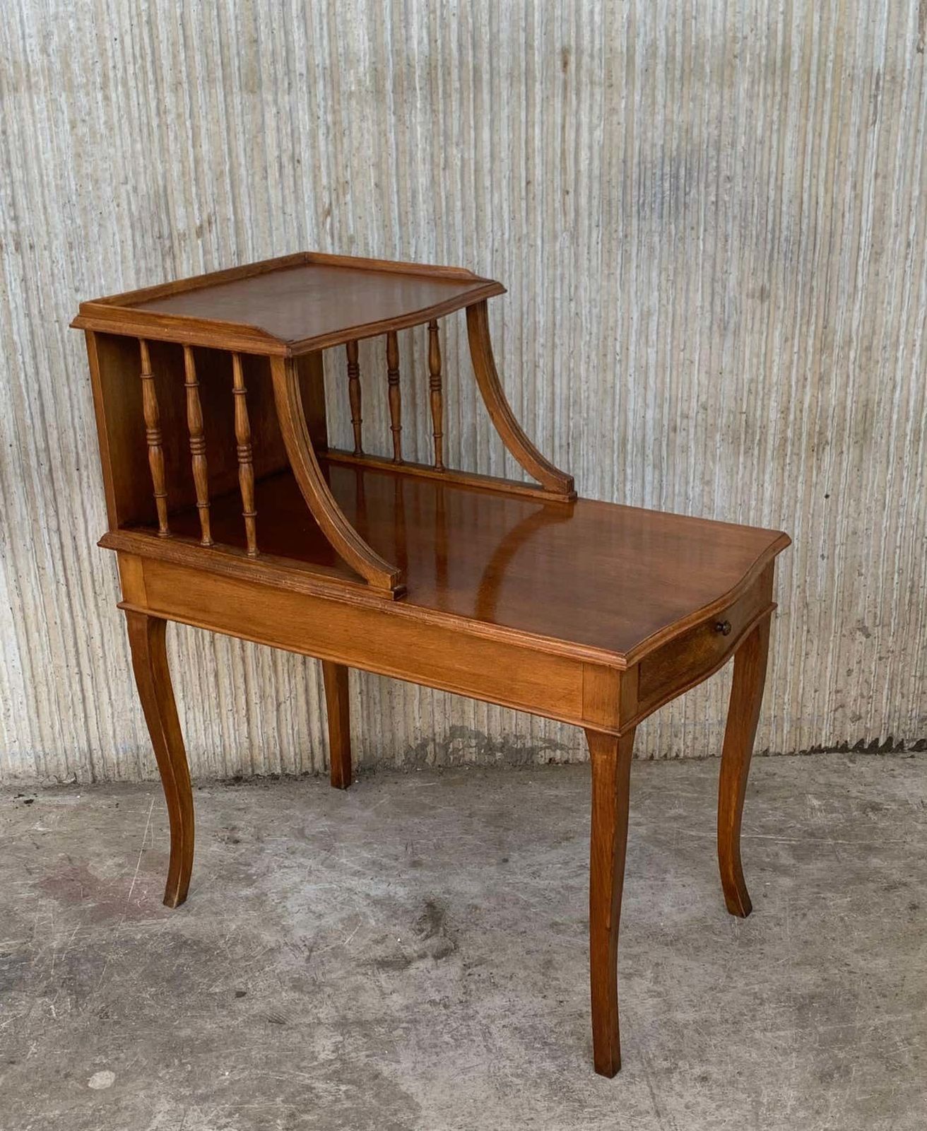Paire de tables de chevet Louis XV en noyer, début du XXe siècle photo vinterior