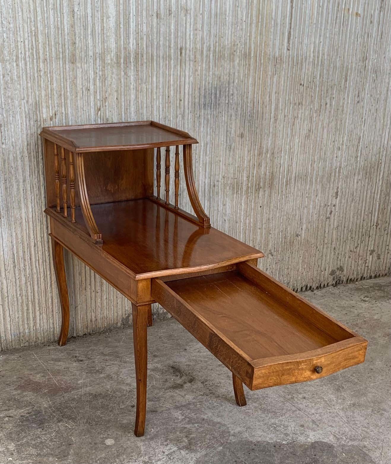 photo for sale Paire de tables de chevet Louis XV en noyer, début du XXe siècle