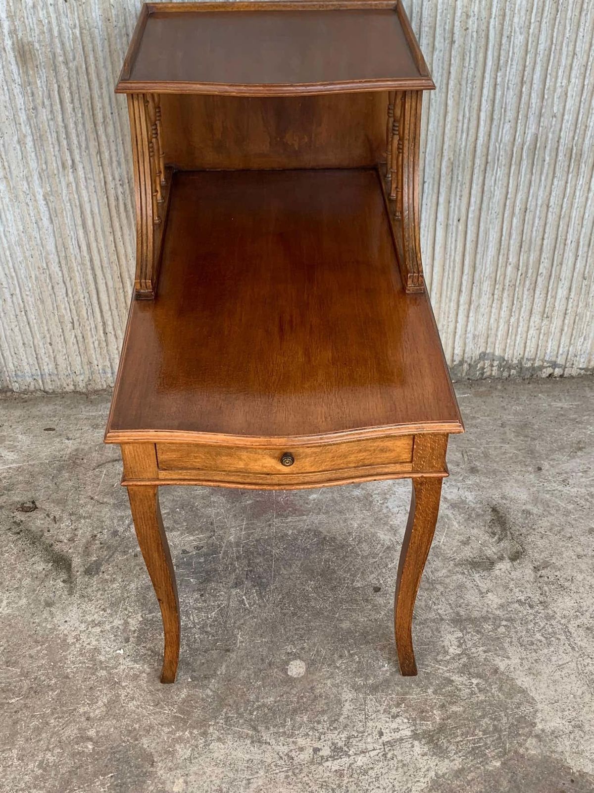 photo buy Paire de tables de chevet Louis XV en noyer, début du XXe siècle