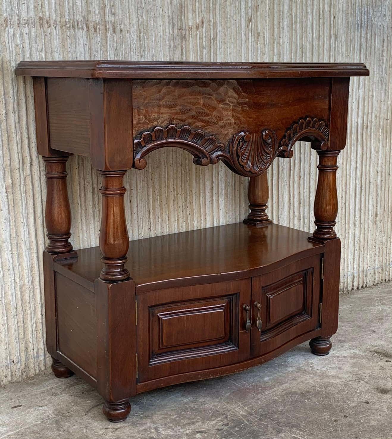 Paire de tables de chevet catalanes, Espagne, XIXe siècle, avec tiroirs et étagère basse ouverte photo for sale