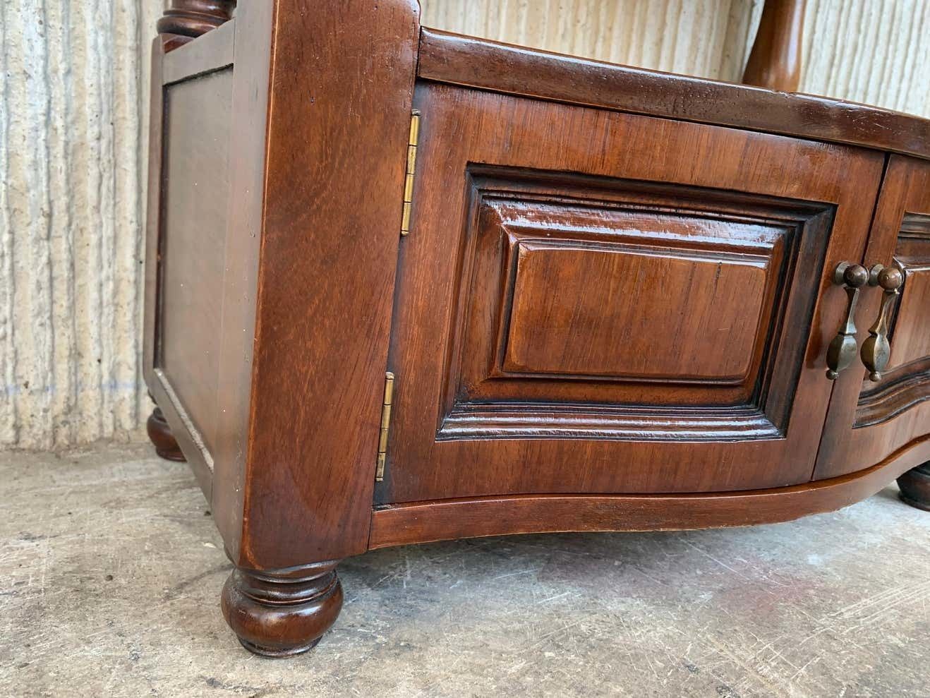 photo for sale Paire de tables de chevet catalanes, Espagne, XIXe siècle, avec tiroirs et étagère basse ouverte
