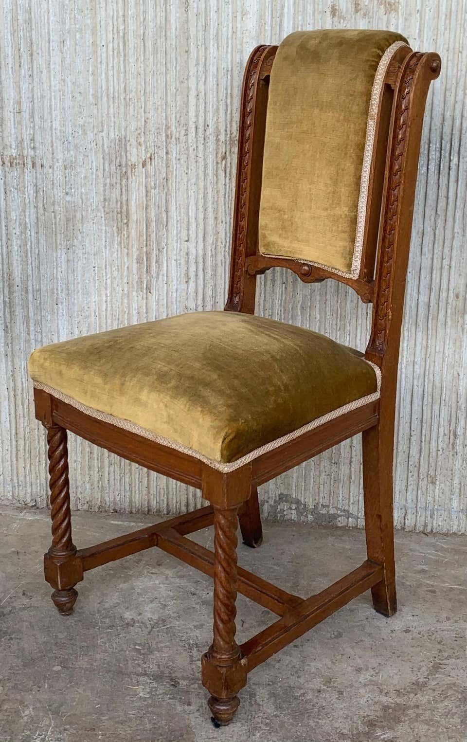 Ensemble de 4 chaises de salle à manger sculptées de style Louis XIII, assise et dossier en velours photo Mobilier