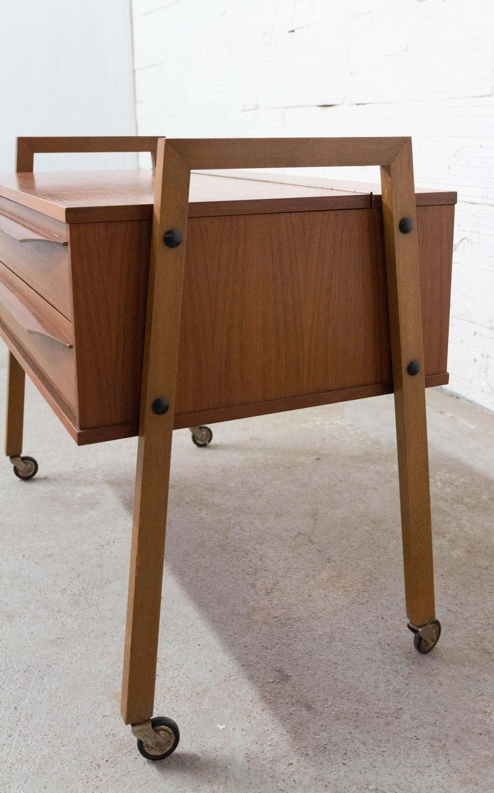 Table d'appoint scandinave en teck sur roulettes, mid-century photo Mobilier