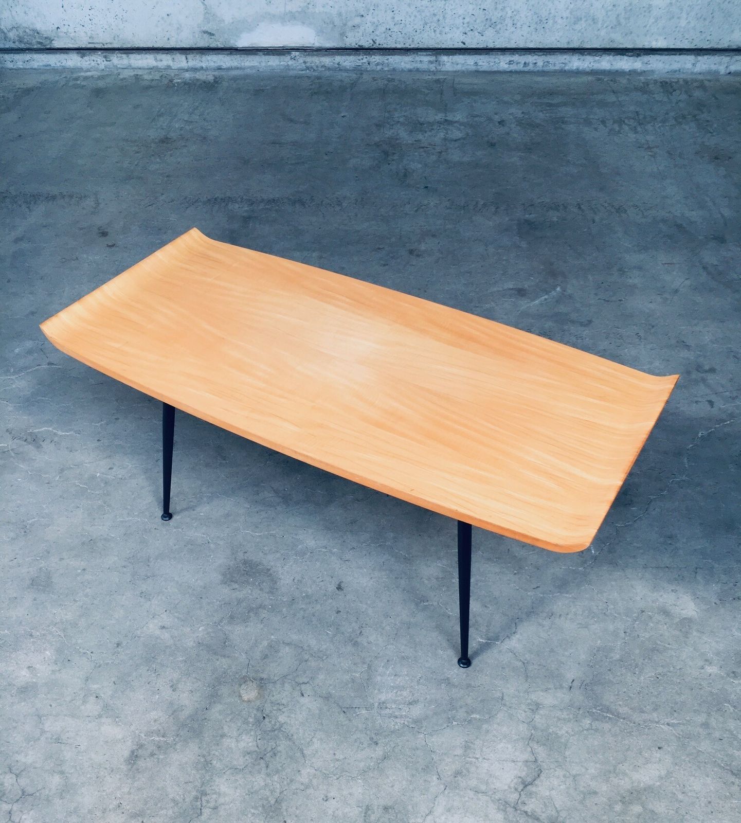 613.8 Mid Century Modern Design Salontafel, Jaren 1950, België photo