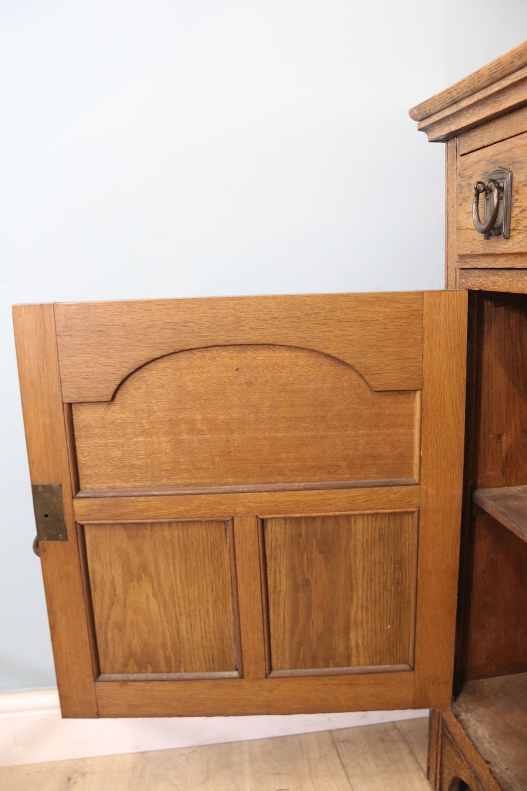 photo vintage Arts And Crafts Style! A Super Quality Late Victorian Oak Sideboard With An Arts And Crafts Influenced Style.