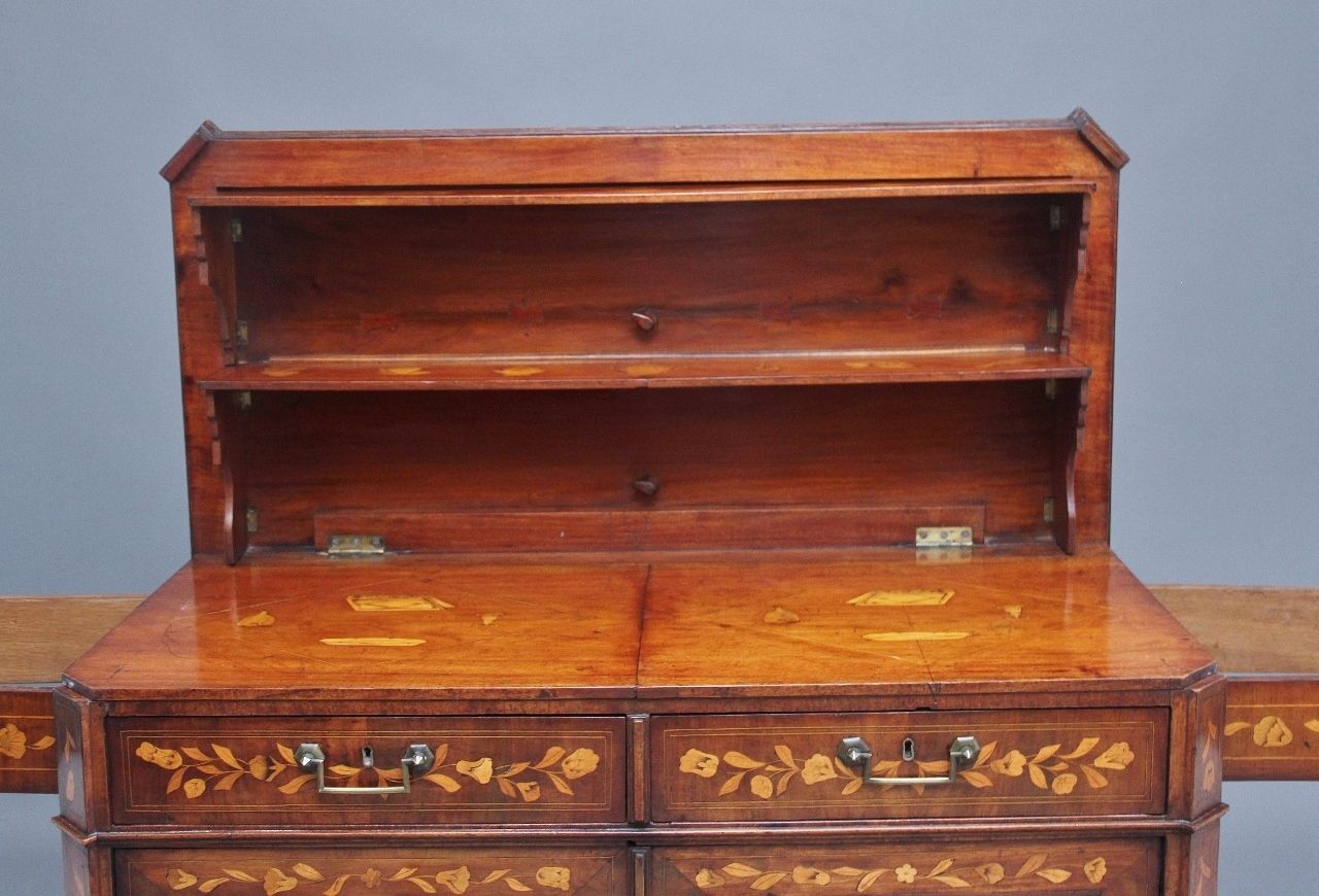 photo vintage Early 19th Century Dutch Travelling Cabinet