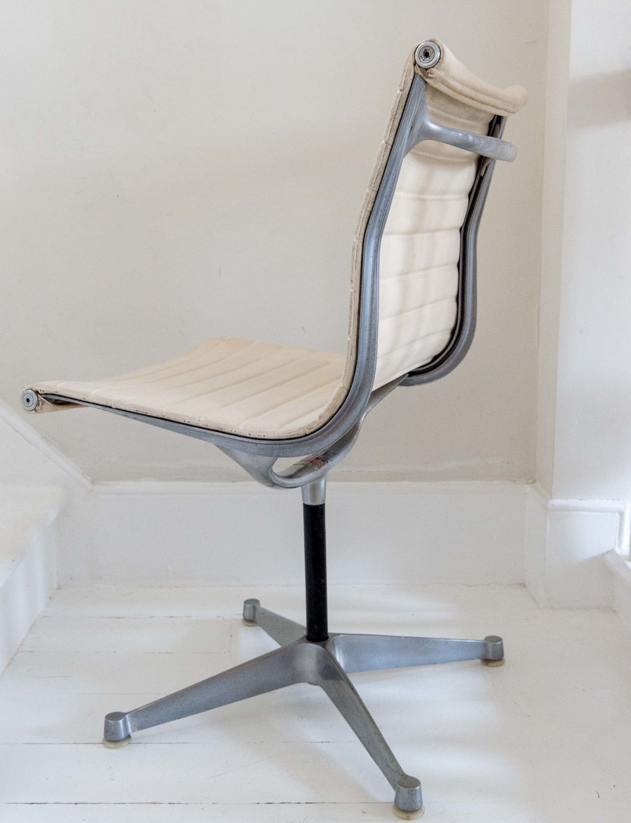 Charles & Ray Eames Chair Manufactured By Hille. 1st Generation 1960s. Rare Chair. photo vintage