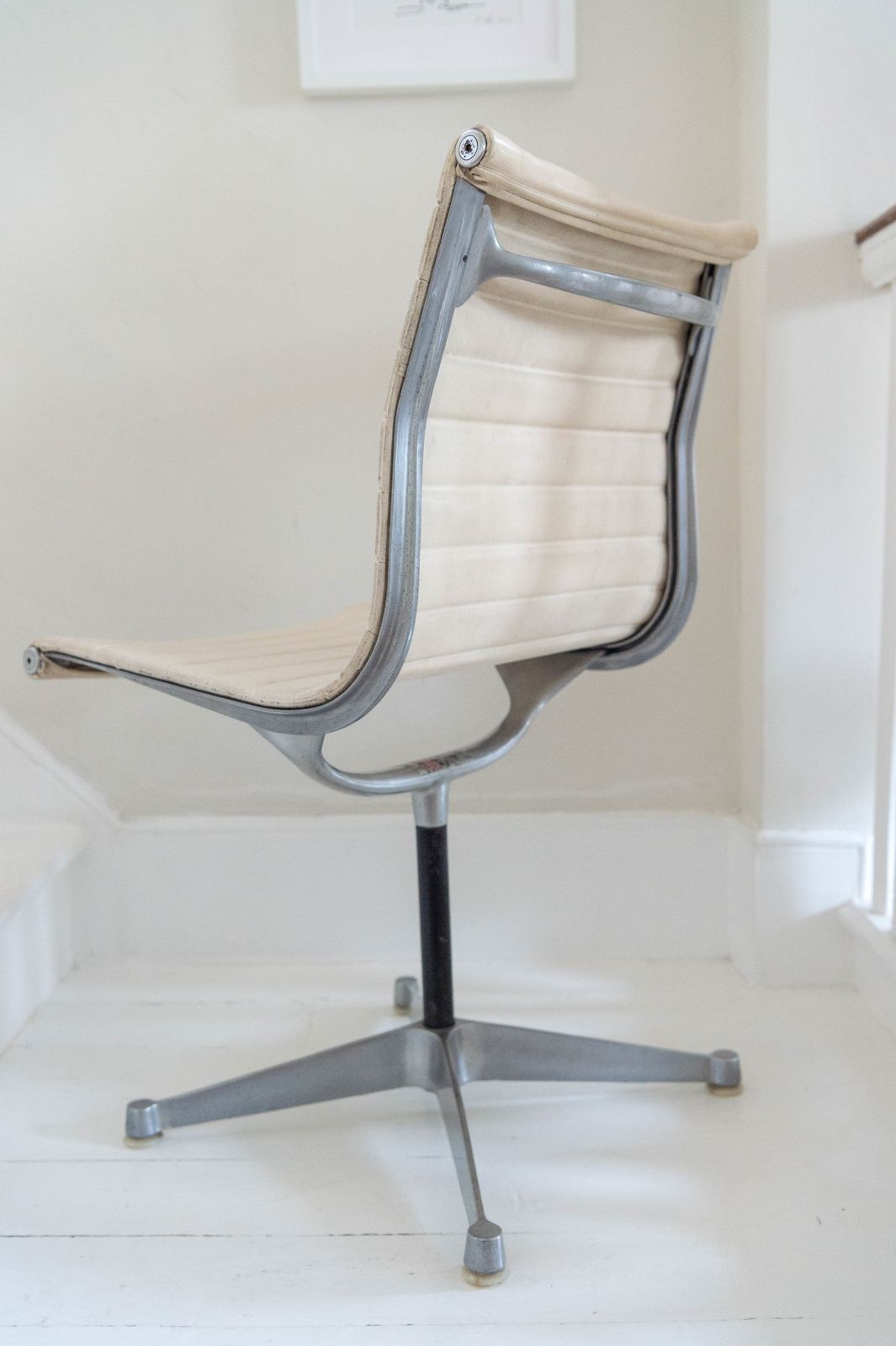 photo furniture Charles & Ray Eames Chair Manufactured By Hille. 1st Generation 1960s. Rare Chair.