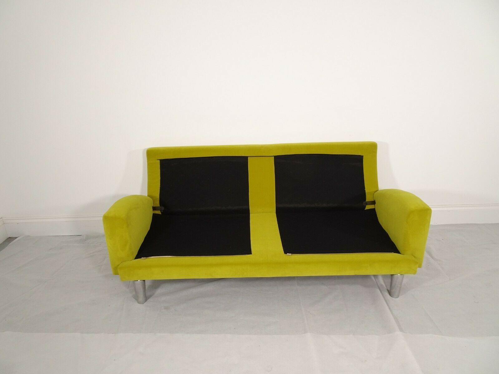 photo for sale Immaculate Leolux Wizard In Stunning Sanderson's Lime Velvet Fabric