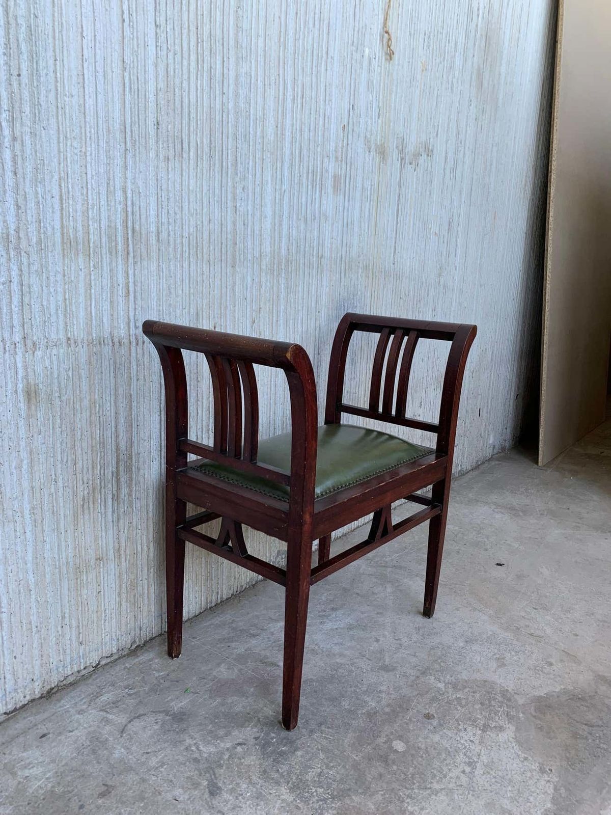 Ensemble de quatre tabourets Art déco en noyer, accoudoirs et assise en cuir photo buy