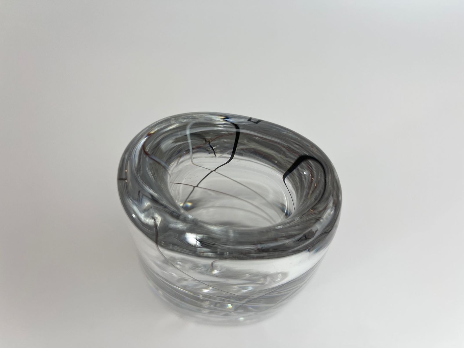 Vicke Lindstrand For Kosta In The 1950s. Vase With White, Black And Red Thread photo for sale