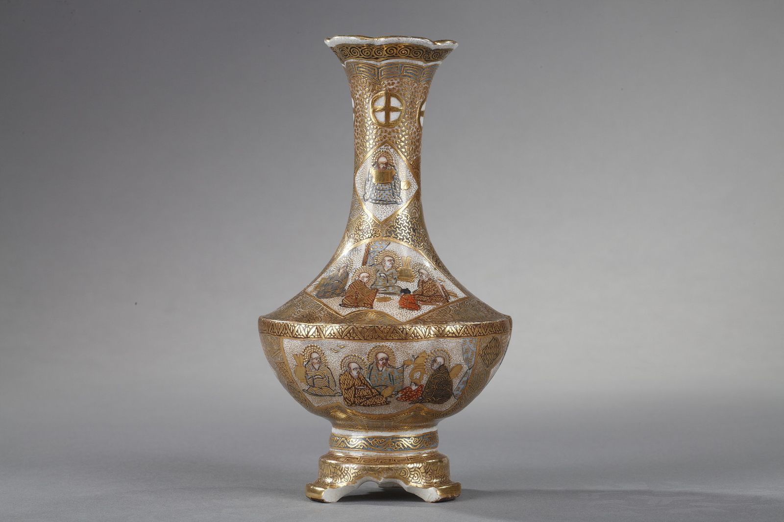 Petit vase tripode Satsuma décoré des 18 Luohans, XIXe siècle photo for sale