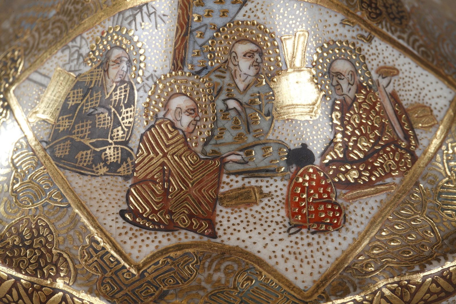 Petit vase tripode Satsuma décoré des 18 Luohans, XIXe siècle photo vinterior