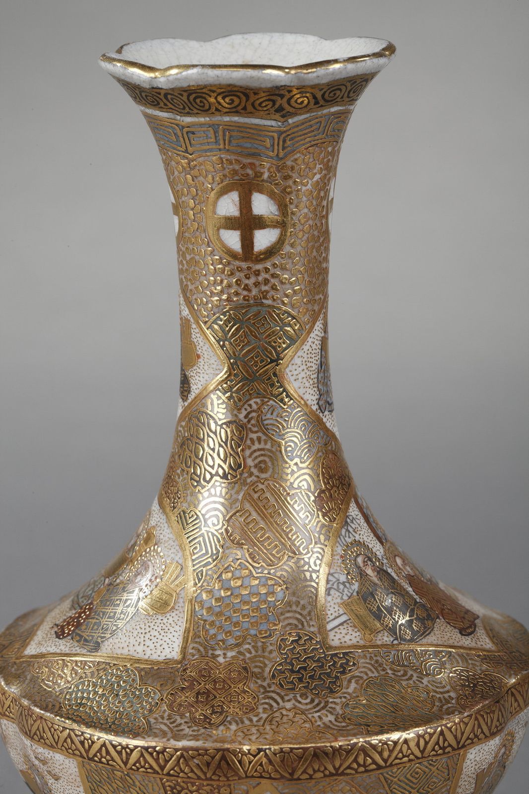 Décoration Petit vase tripode Satsuma décoré des 18 Luohans, XIXe siècle photo