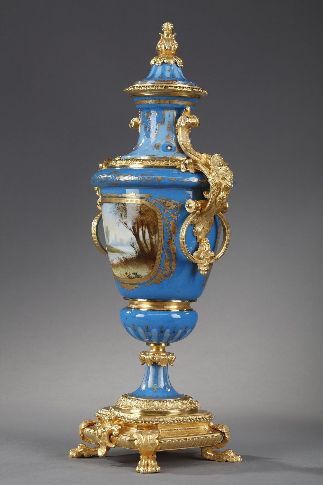 Paire de vases couverts en porcelaine polychrome dans le goût de Sèvres photo buy