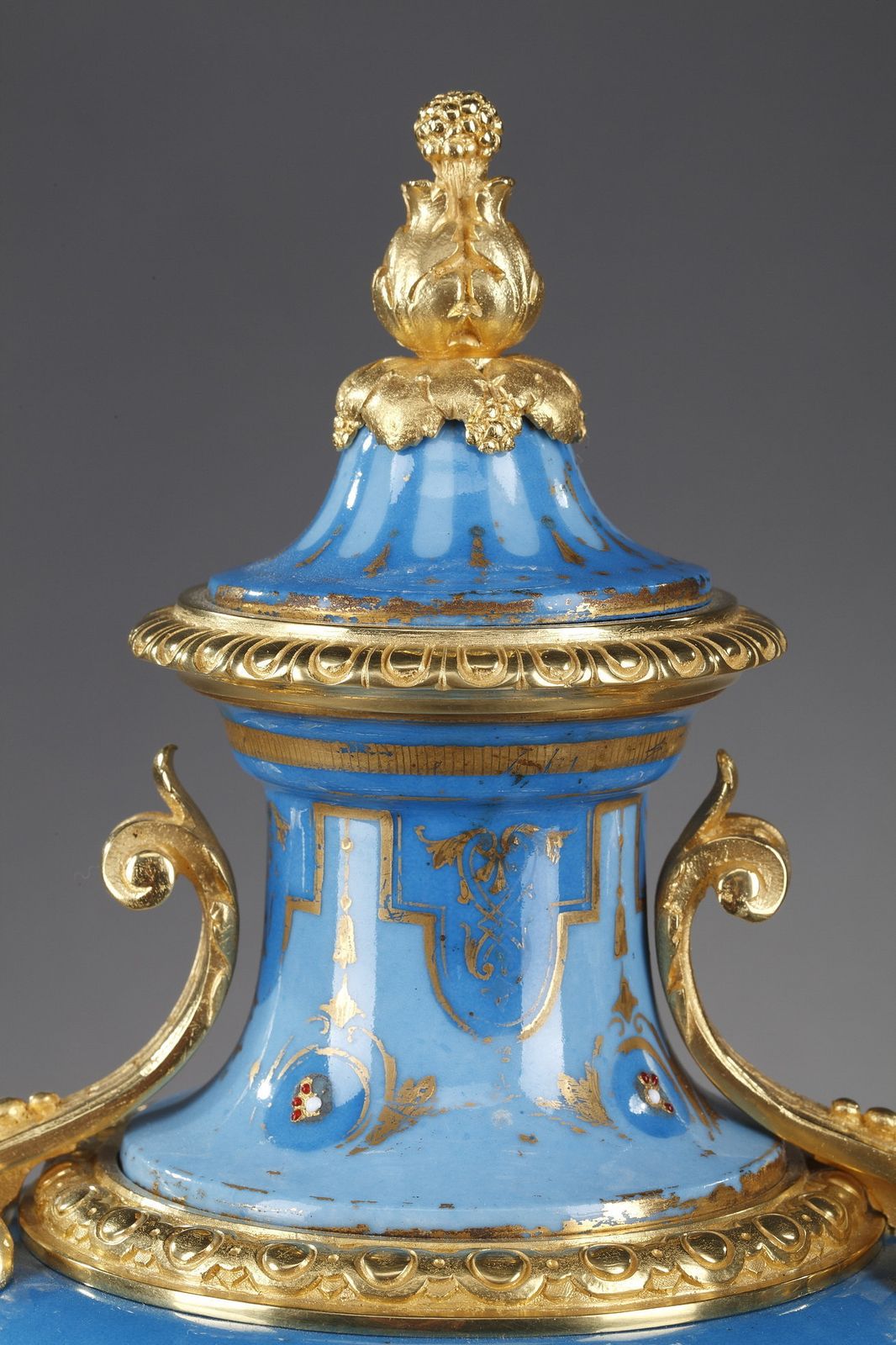 Décoration Paire de vases couverts en porcelaine polychrome dans le goût de Sèvres photo