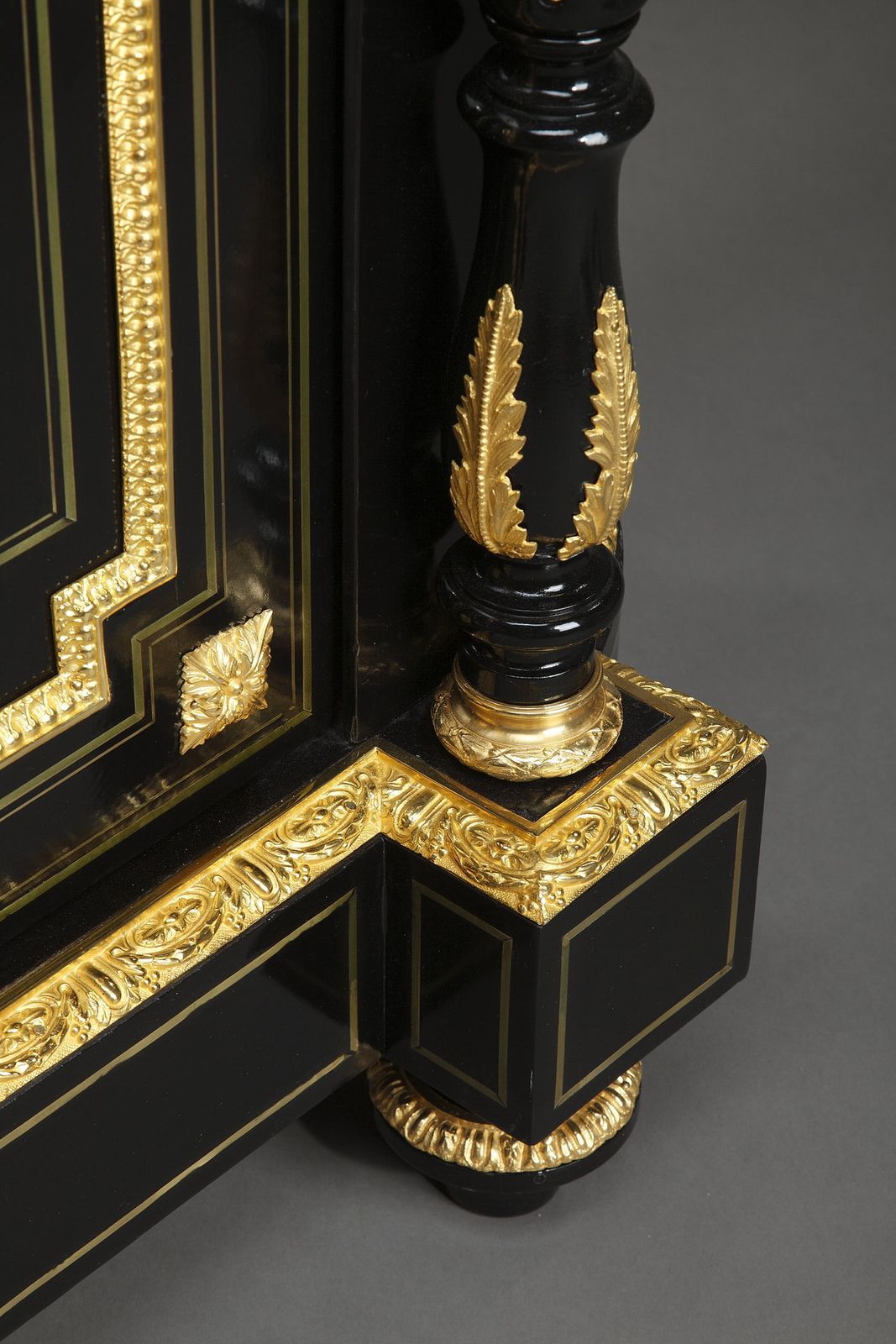 photo vintage Buffet Napoléon III en bois noirci et bronzes dorés