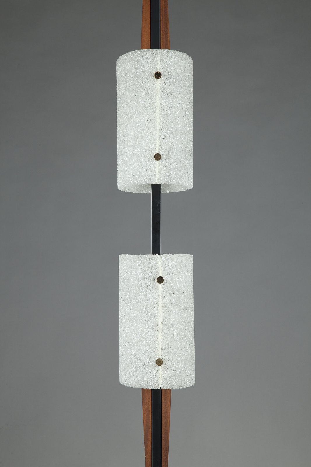 Scandinavische Vloerlamp in Zwart Gelakt Staal en Teak met Twee Granieten Perspex Diffusers photo 1802.0