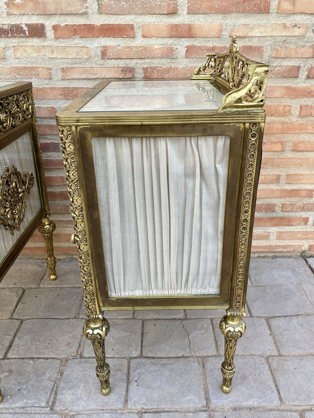 photo vinterior Paar 19e Eeuwse Belle époque Franse Bronzen Vitrinekastjes Met Glazen Deuren En Messing Lades