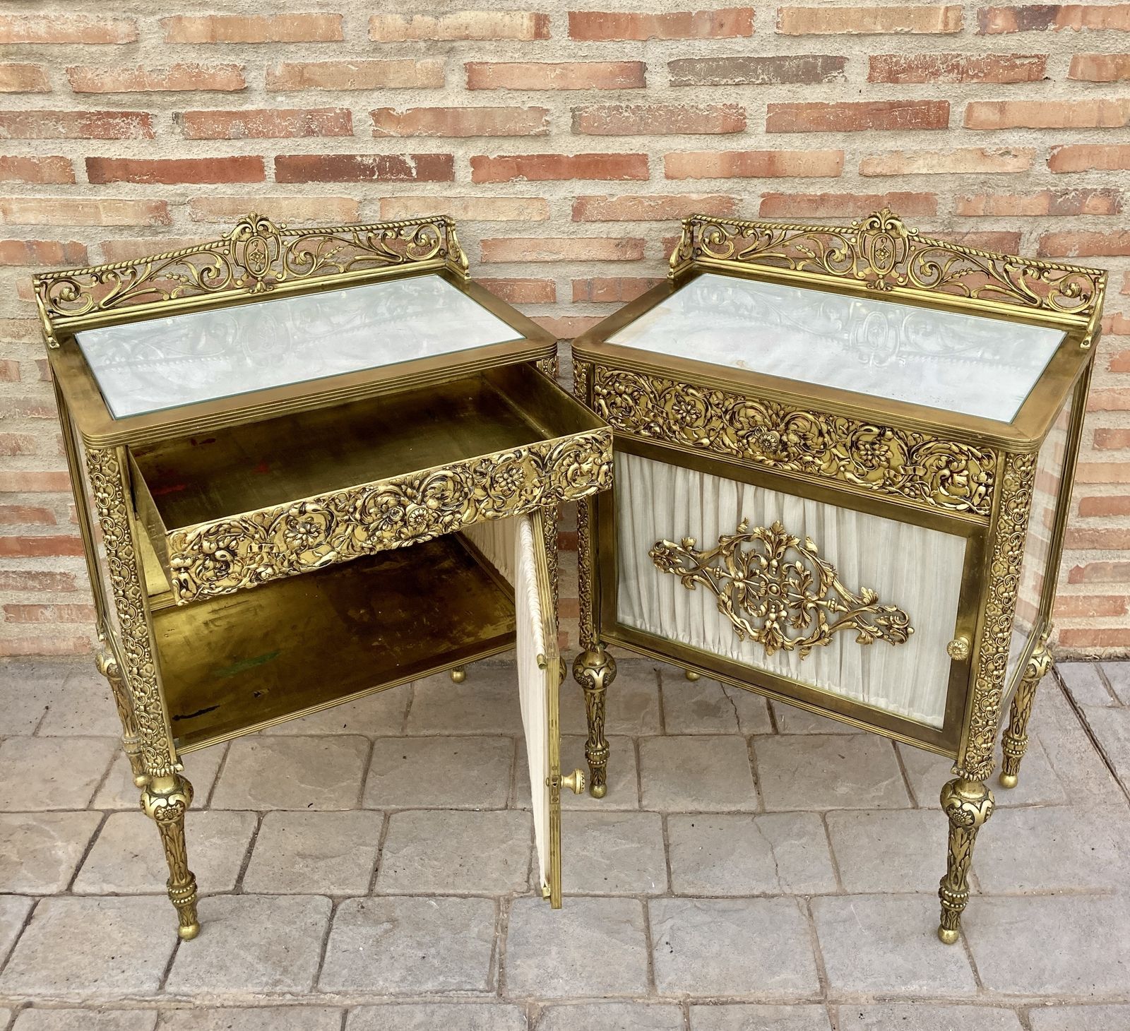 photo vintage Pair Of 19th Century Belle époque French Bronze Vitrine Nightstands With Glass Doors And Brass Drawers