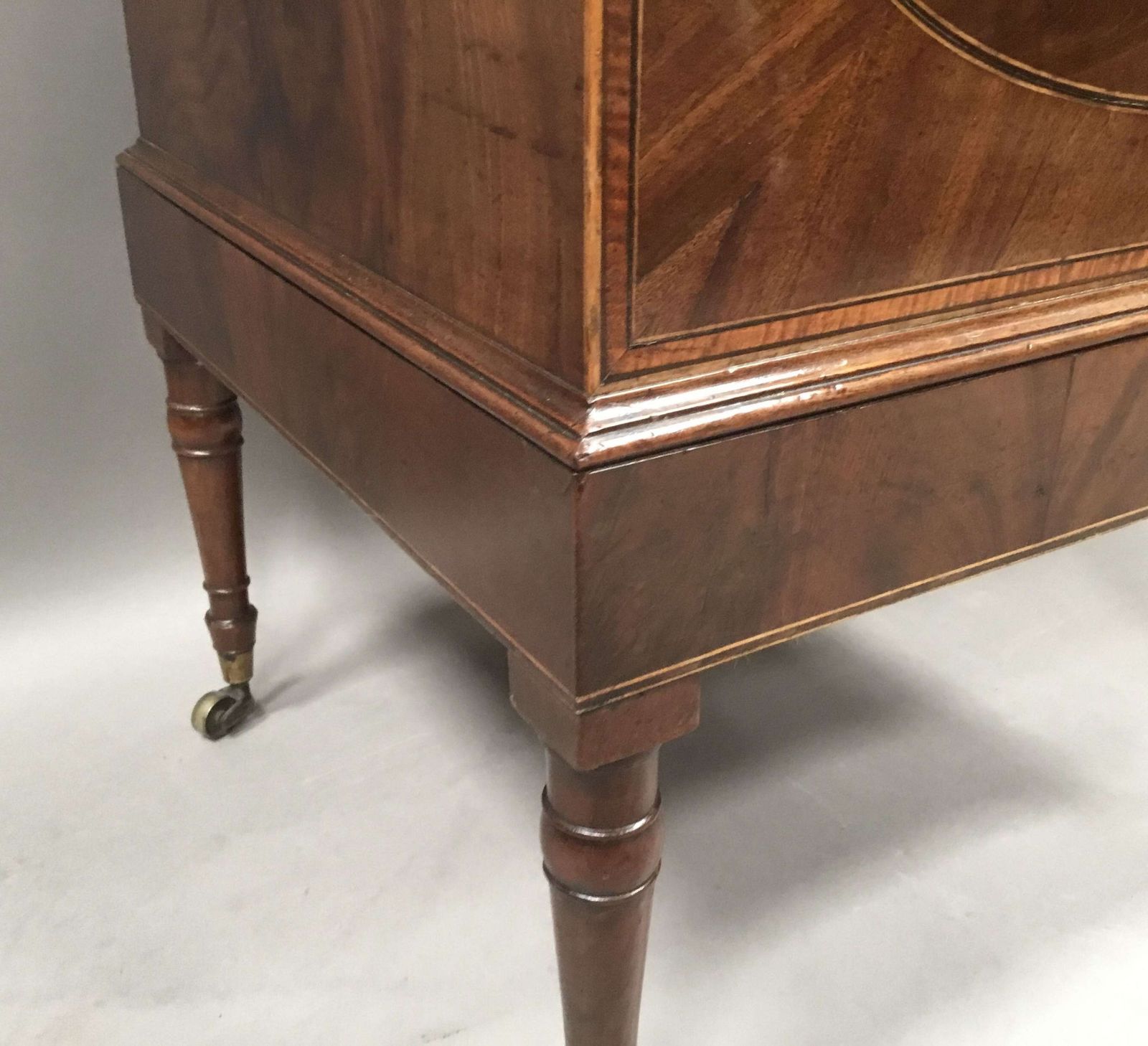 A Fine George III Sheraton Mahogany Cellarette photo vinterior