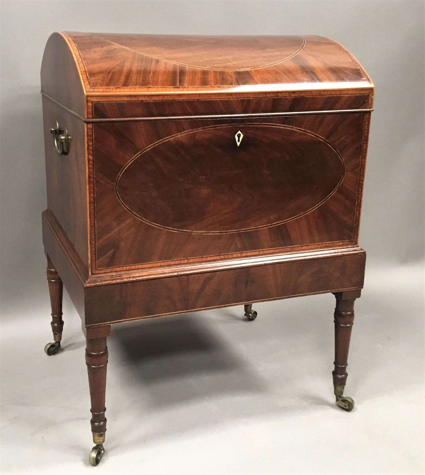 photo vinterior A Fine George III Sheraton Mahogany Cellarette