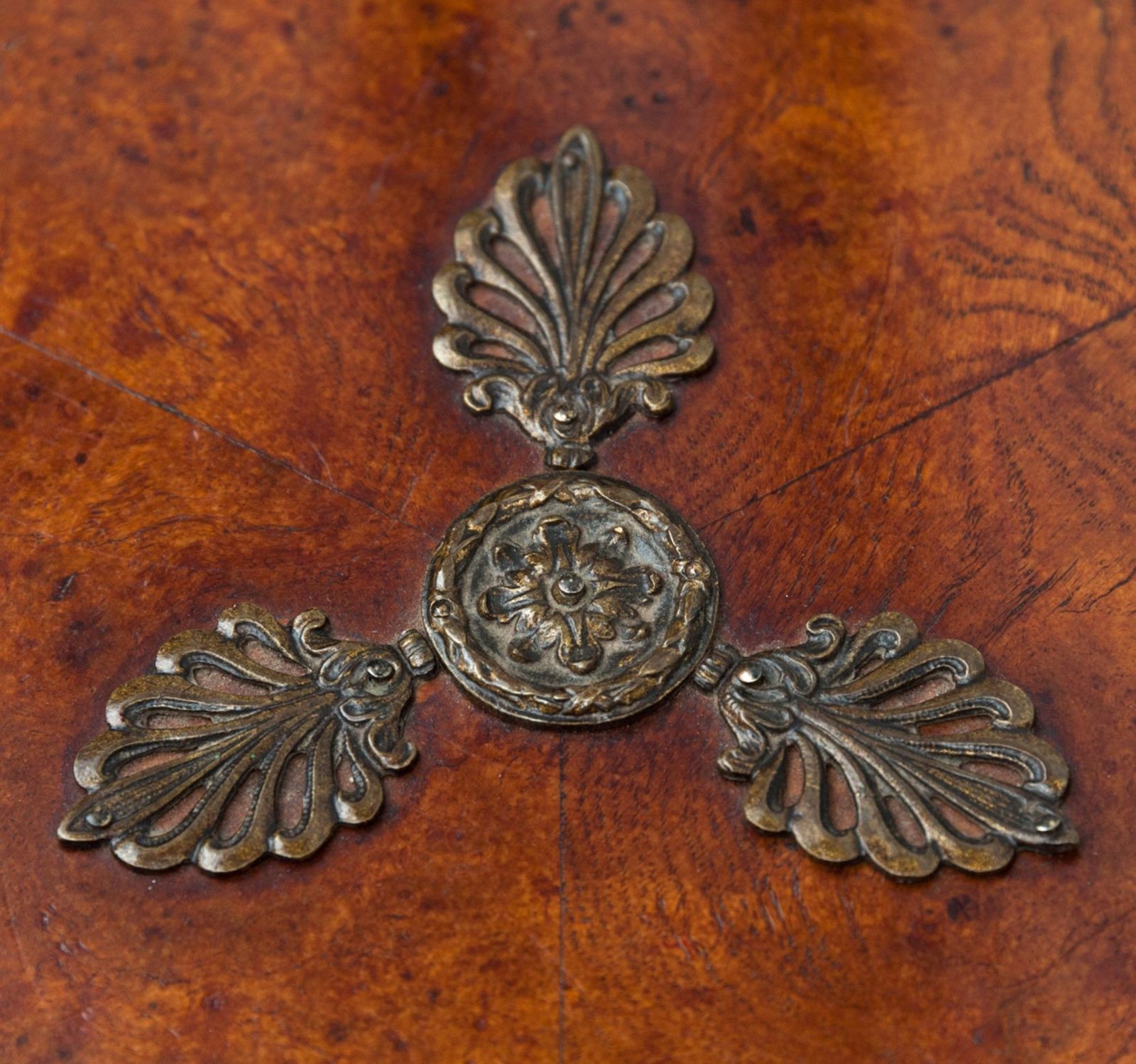 photo furniture C19th French Burr Elm Gueridon