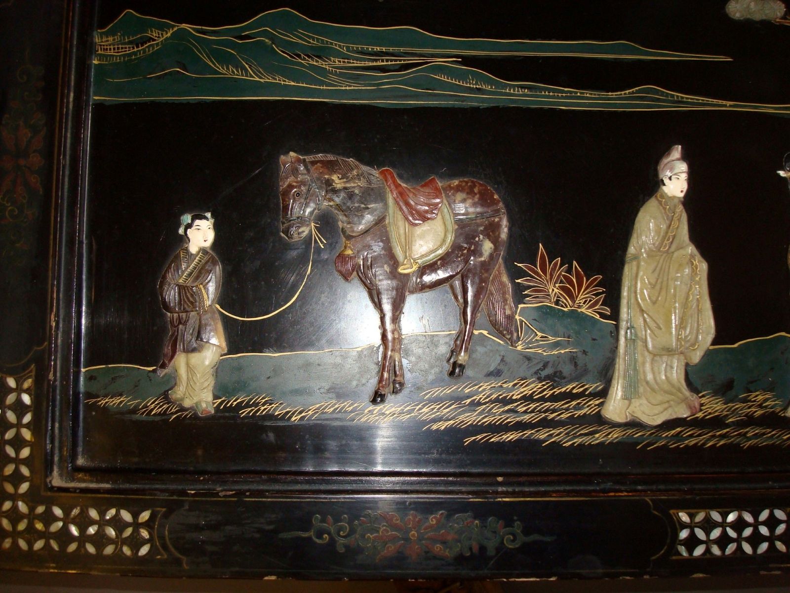 photo vinterior C20th Chinese Black And Gilt Lacquered Low Table