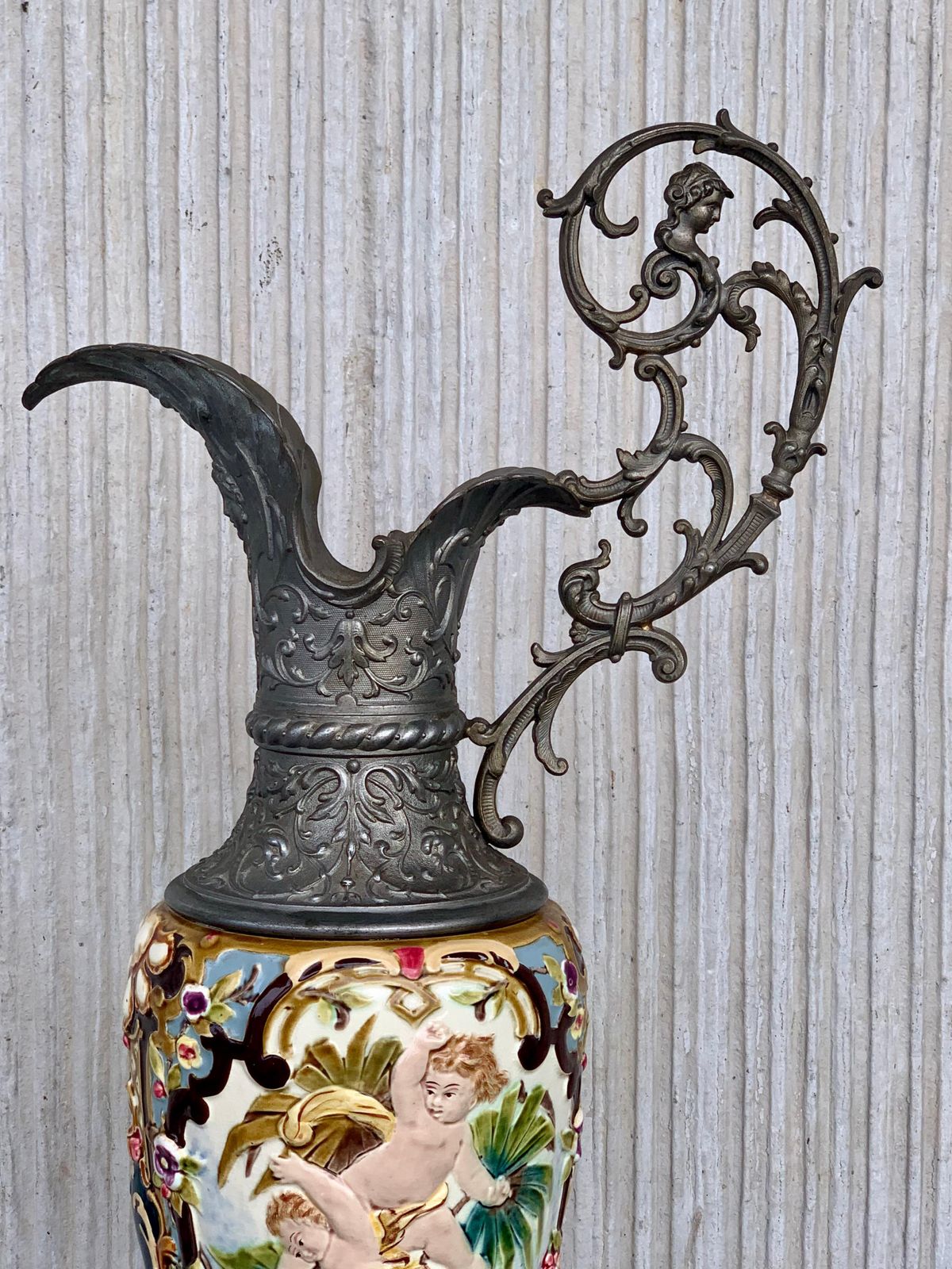 Vase aiguière en faïence française peinte à la main, XIXe siècle photo Décoration