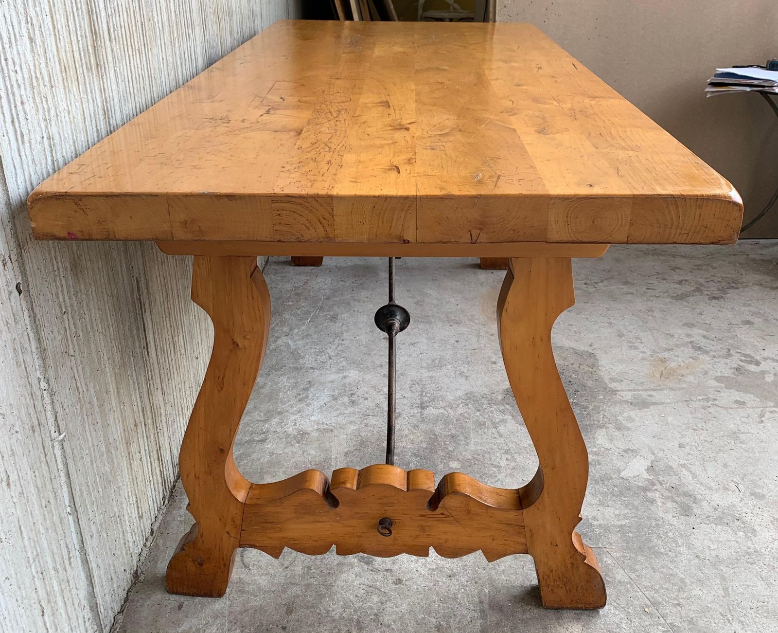 Table de ferme à manger espagnole du XXe siècle, pieds en lyre en cyprès, tréteaux photo vinterior