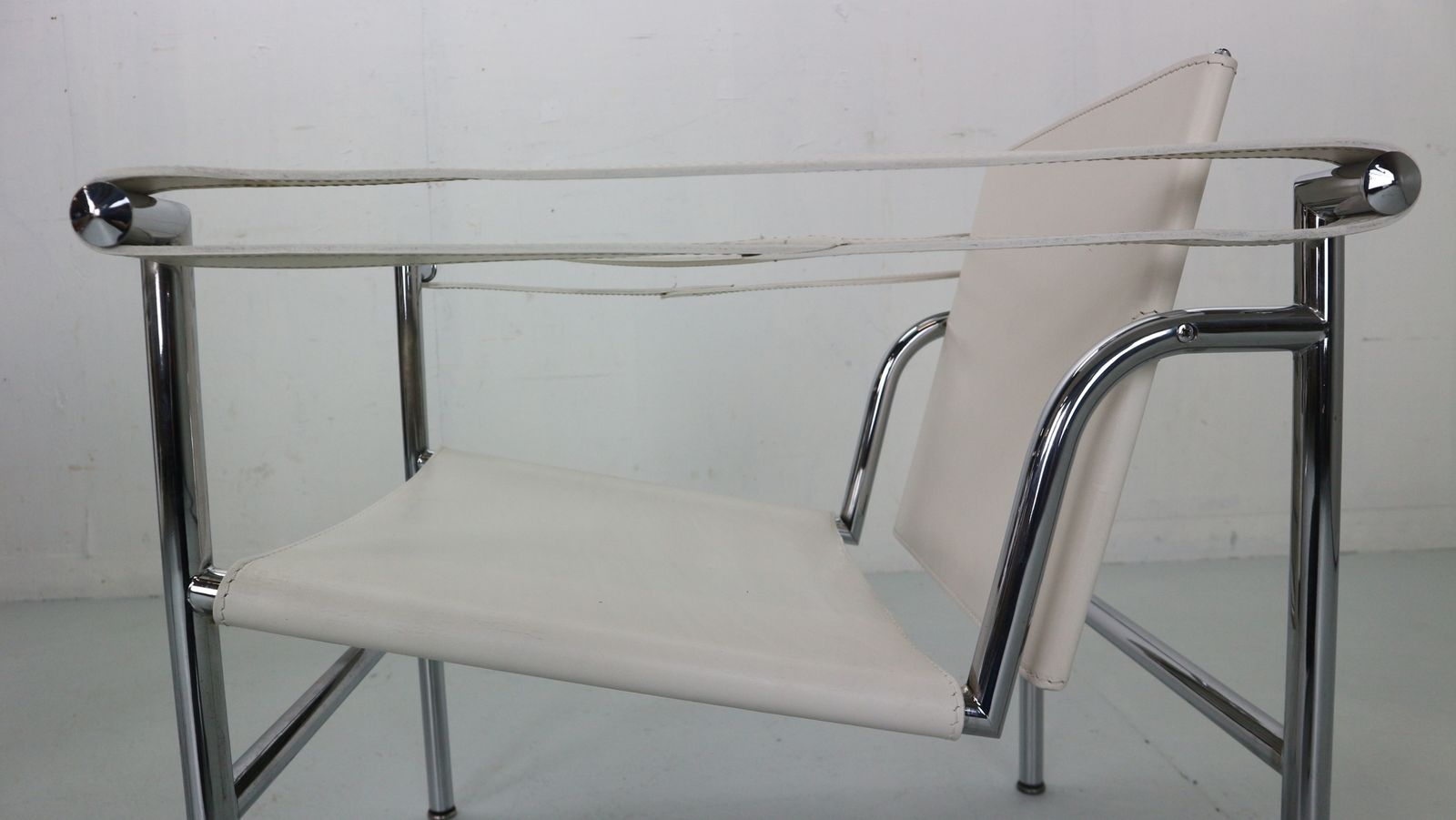Furniture Le Corbusier Set Of 2 White Leather Armchairs Model, Lc1 For Cassina, 1970s photo