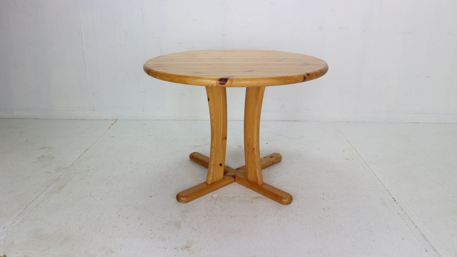 1391.0 Round Solid Pinewood Dinning Table, 1970's Denmark photo