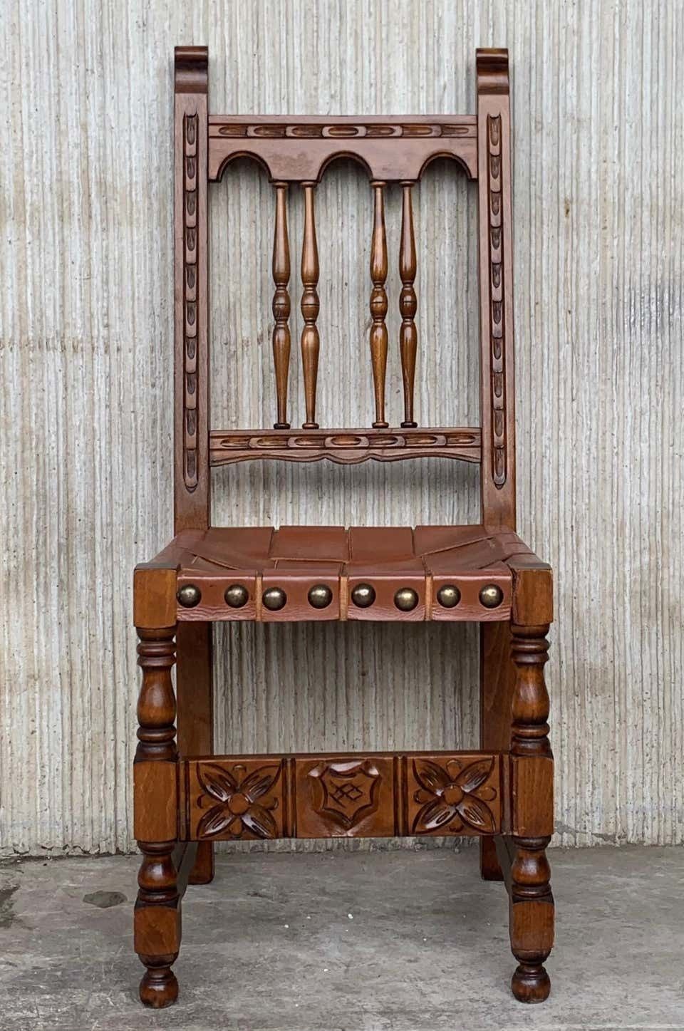 Ensemble de quatre chaises espagnoles sculptées, assise et dossier en cuir, XIXe siècle photo Mobilier