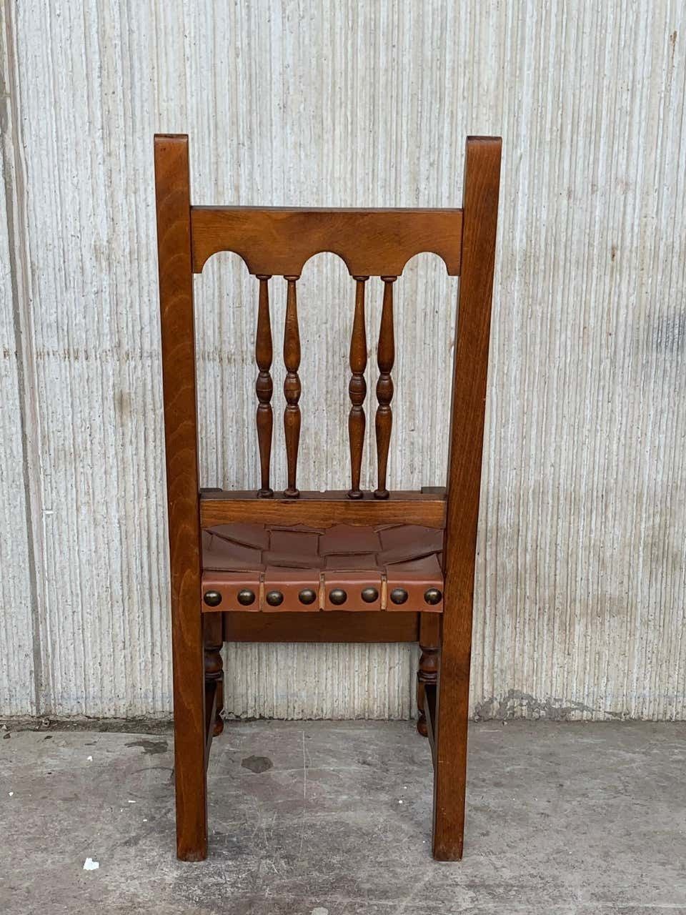 Ensemble de quatre chaises espagnoles sculptées, assise et dossier en cuir, XIXe siècle photo buy