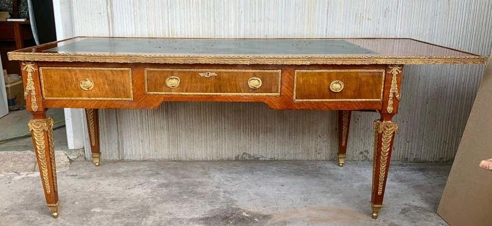 Bureau plat de style Louis XVI, montures en bronze doré, plateau en cuir photo for sale