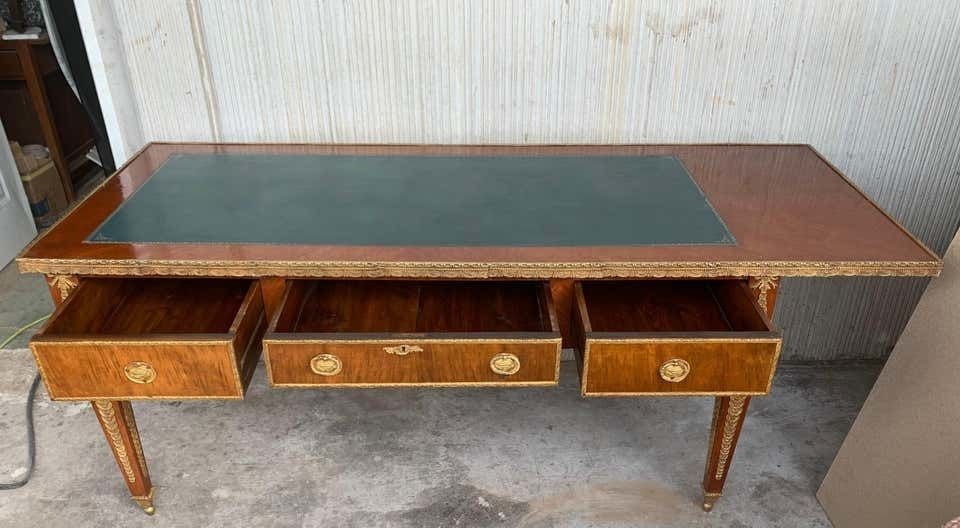 photo furniture Bureau plat de style Louis XVI, montures en bronze doré, plateau en cuir