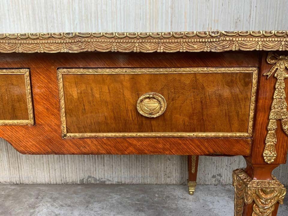 photo vintage Bureau plat de style Louis XVI, montures en bronze doré, plateau en cuir