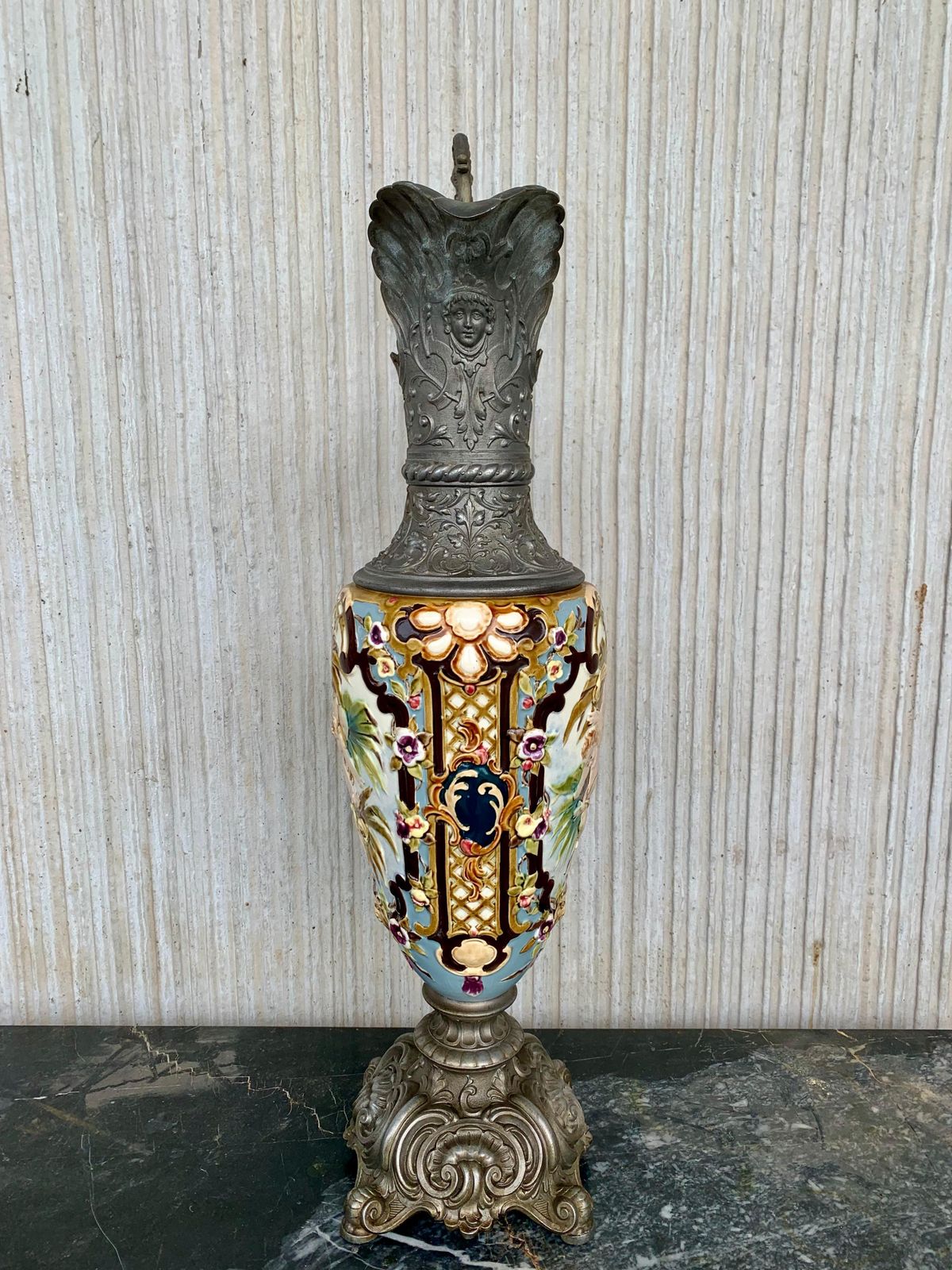 Vase aiguière en faïence française peinte à la main, XIXe siècle photo Décoration