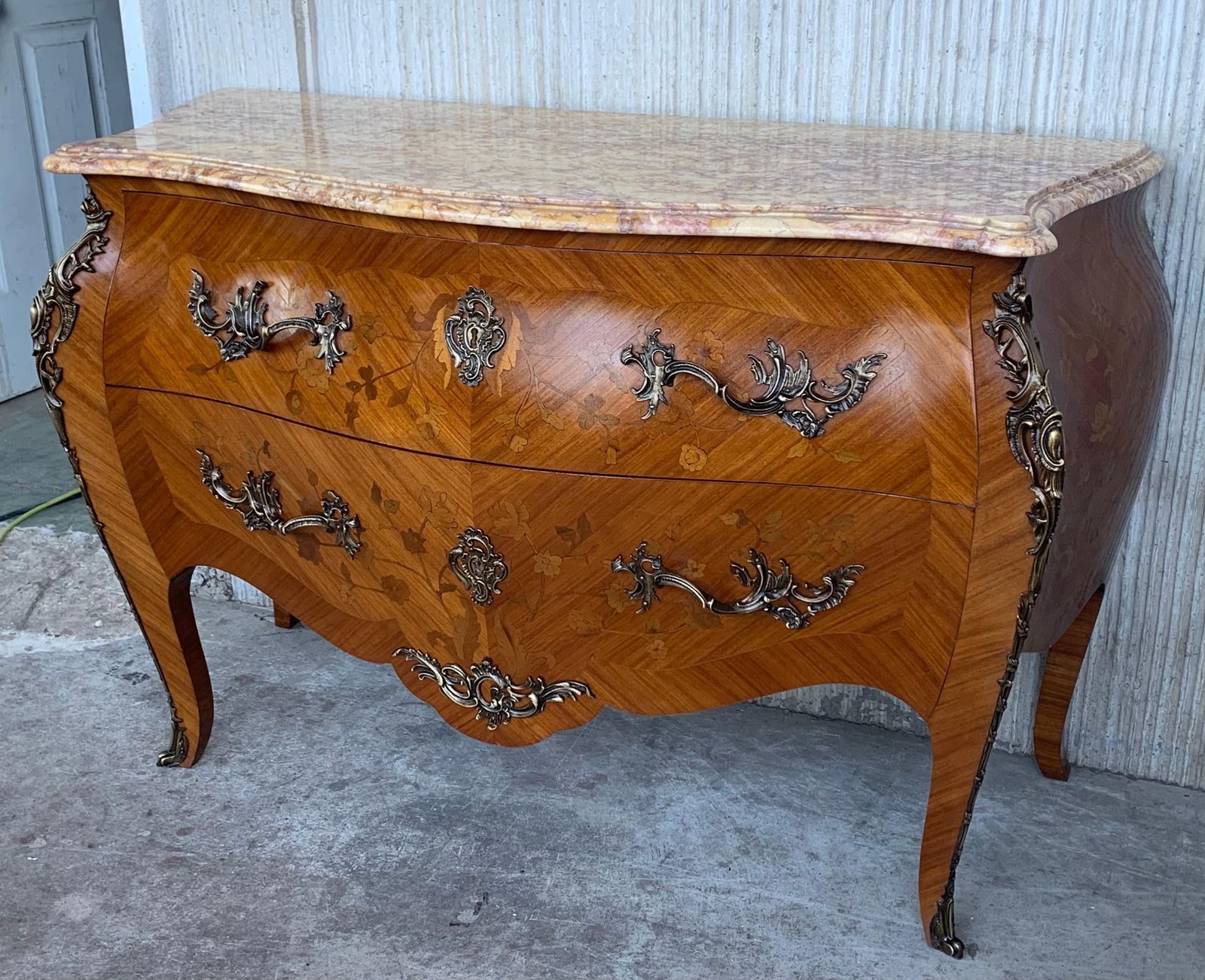 French Louis XV Style Fine Kingwood And Marquetry Ormolu Mounted Bombe Commode photo vinterior