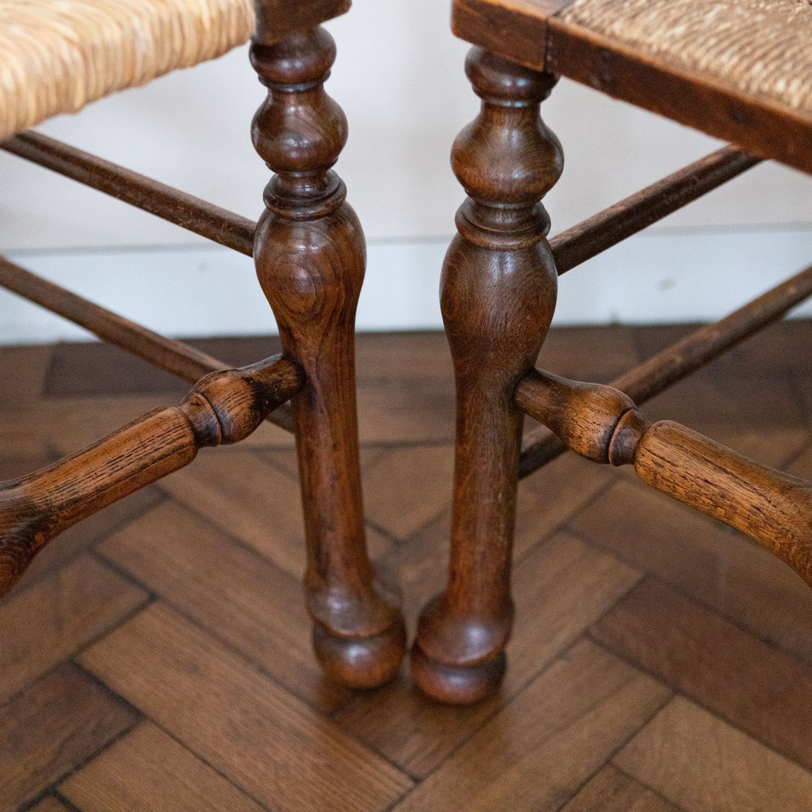 photo vintage Set Of 10 Antique Carver Arm Chairs With Rush Seats