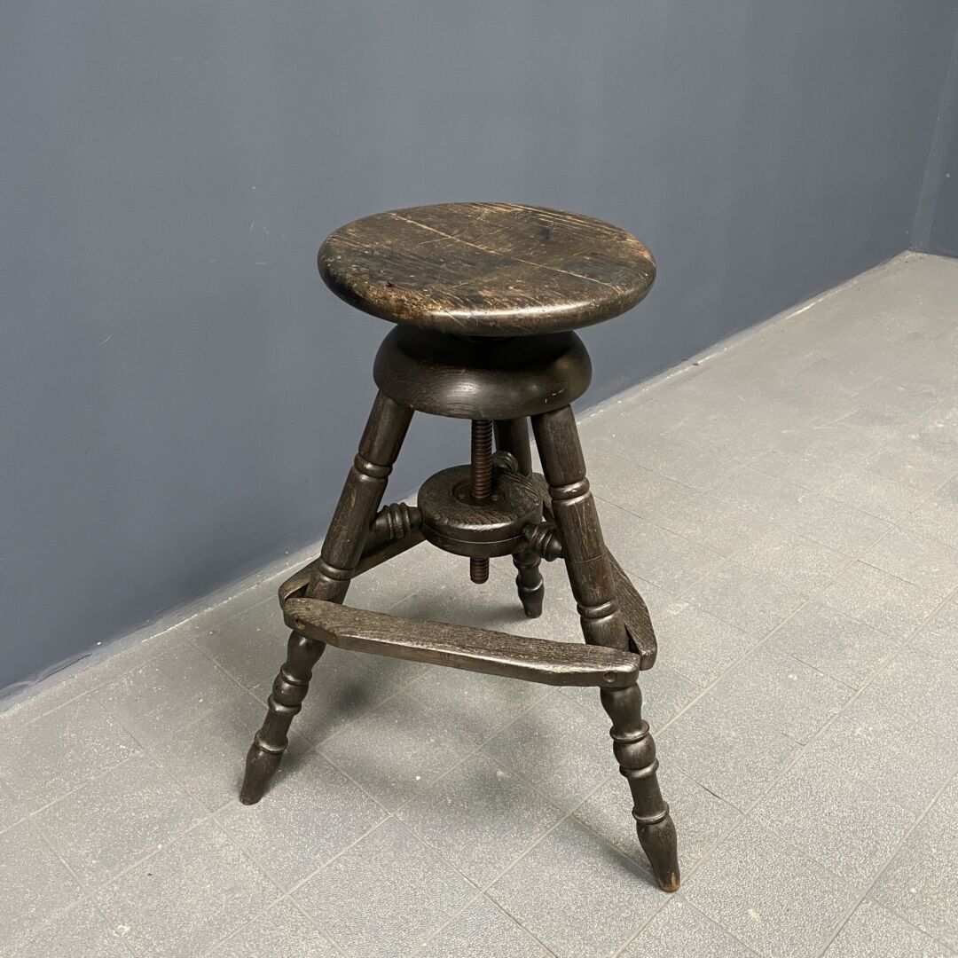 Antieke Donkere Werkstoel Met Spindel photo vintage