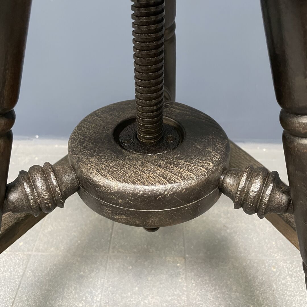 photo vintage Antieke Donkere Werkstoel Met Spindel