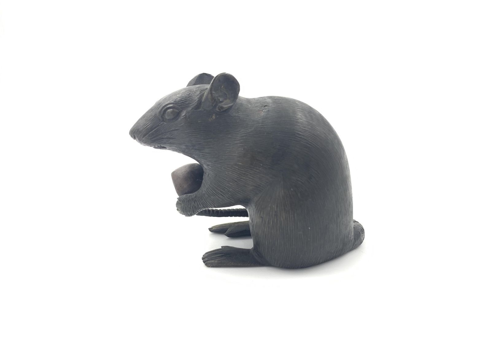 Late 19th Century Japanese Bronze Okimono Of A Rat Clutching A Chestnut, Meiji Period photo vinterior